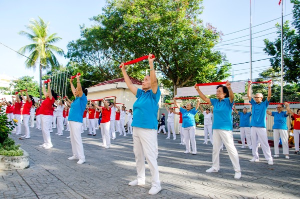 Hội viên Hội Thể dục dưỡng sinh TP. Vũng Tàu biểu diễn bài tập dưỡng sinh với gậy.