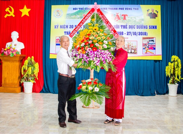 Hội viên Hội TDDS phường 4 tặng hoa chúc mừng trong buổi họp mặt 20 năm Ngày Thành lập Hội (27-10-1998 27-10-2018). 