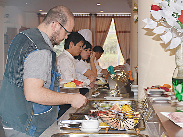 Khách lưu trú dùng buffet tại khách sạb Grand-Palace. Ảnh: MỸ LƯƠNG