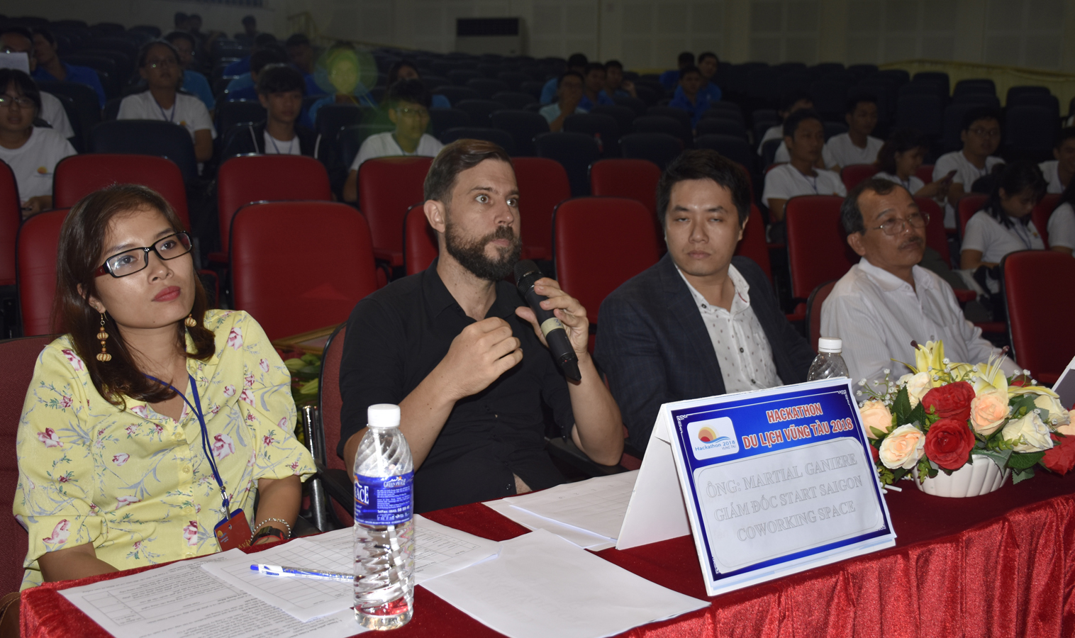 Ban giám khảo nêu câu hỏi phản biện các ý tưởng.