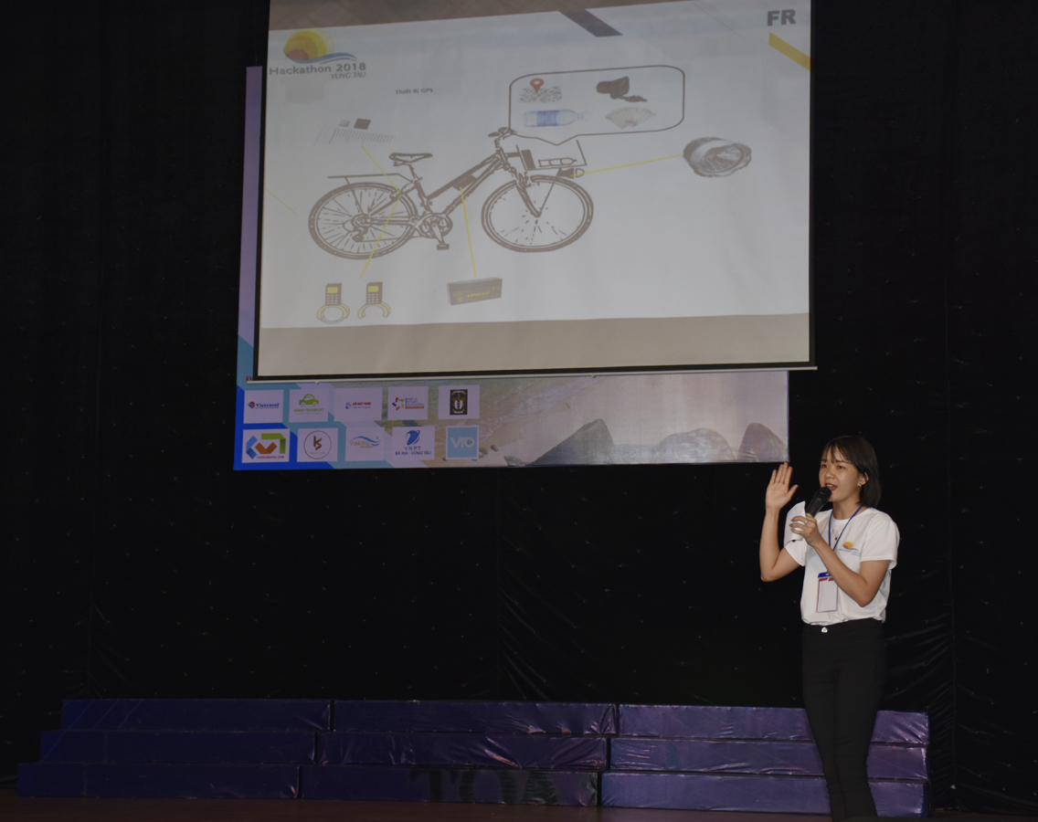 Một thành viên  nhóm Fantasic Dreamers trình bày ý tưởng cải tiến xe đạp đưa vào phục vụ tour tham quan.