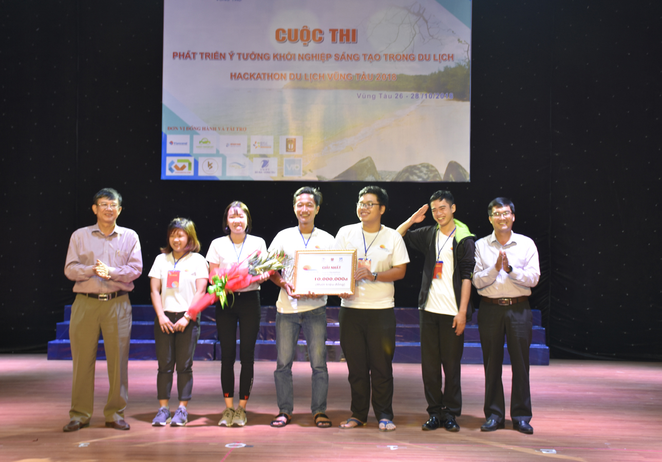 Ban tổ chức trao giải nhất cuộc thi cho nhóm Fantasic Dreamers.