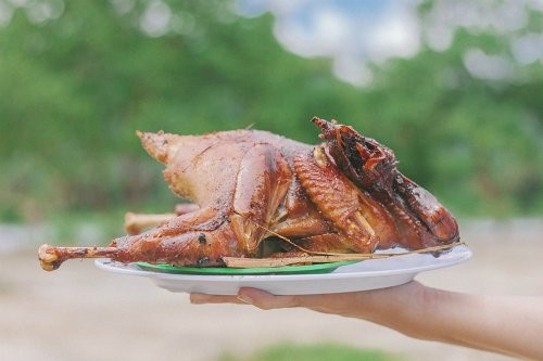 Món gà đốt lá chúc ở An Giang.