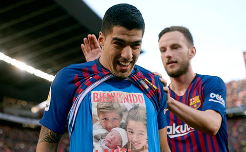 Suarez lập hat-trick đầu tiên trong một trận El Clasico.