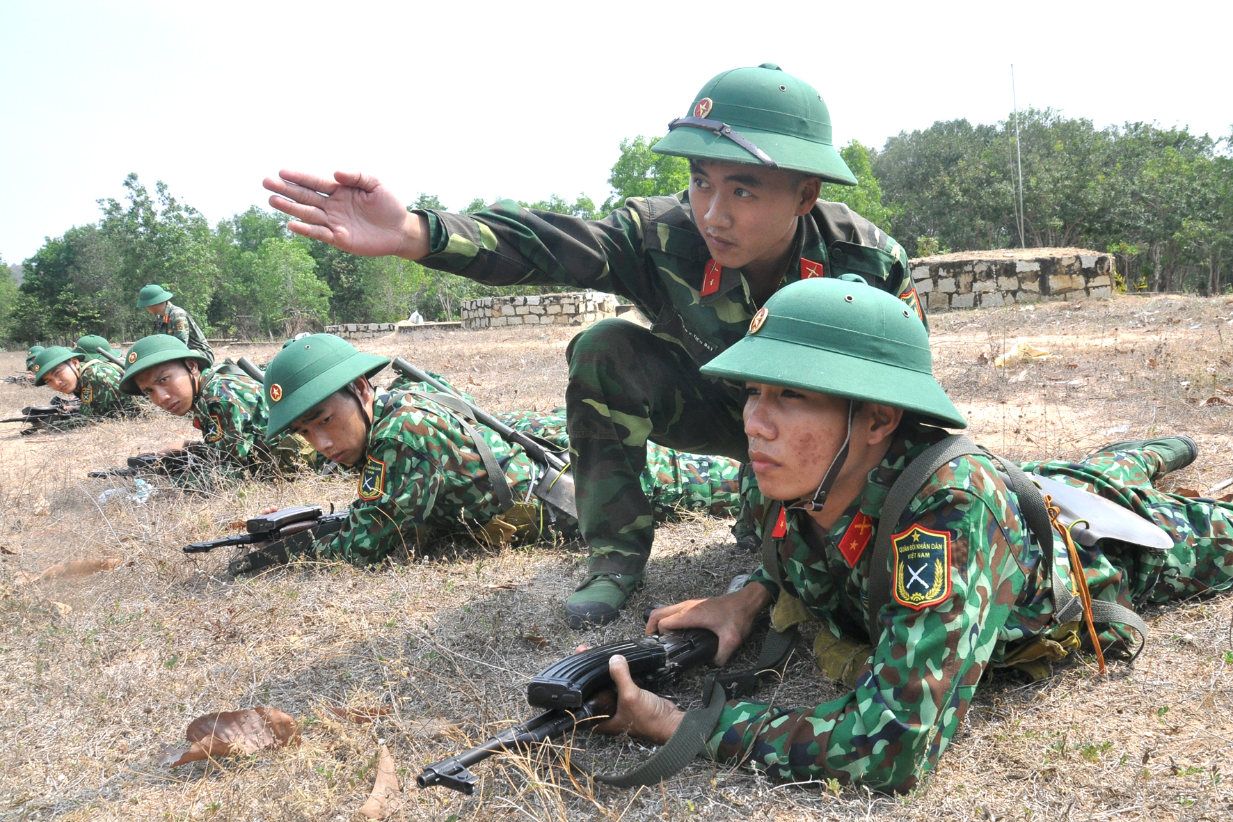 Cán bộ huấn luyện Trung đoàn Minh Đạm hướng dẫn chiến sĩ mới luyện tập động tác nằm bắn.