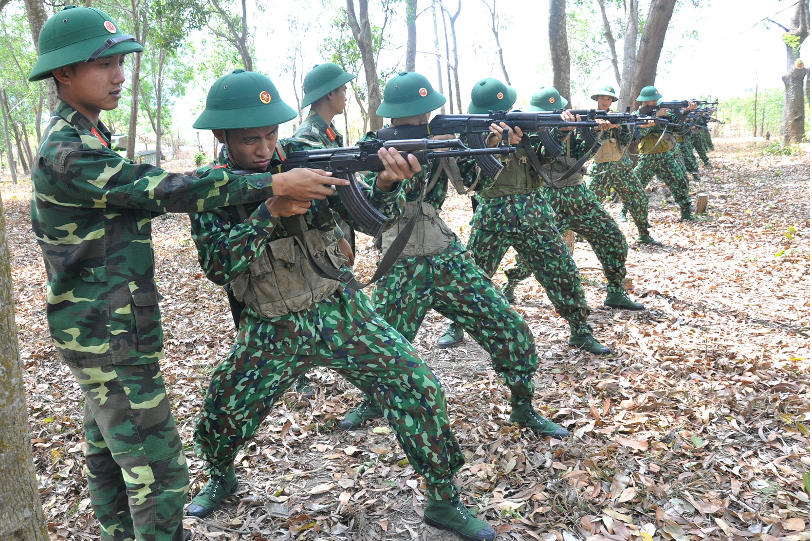 Cán bộ huấn luyện Trung đoàn Minh Đạm hướng dẫn chiến sĩ mới luyện tập động tác bắn gần. 