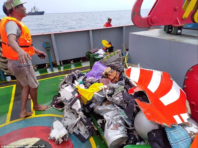 Những mảnh vỡ máy bay và vật dụng cá nhân của các hành khách trên chuyến bay JT 610 gặp nạn được lực lượng cứu hộ trục vớt.