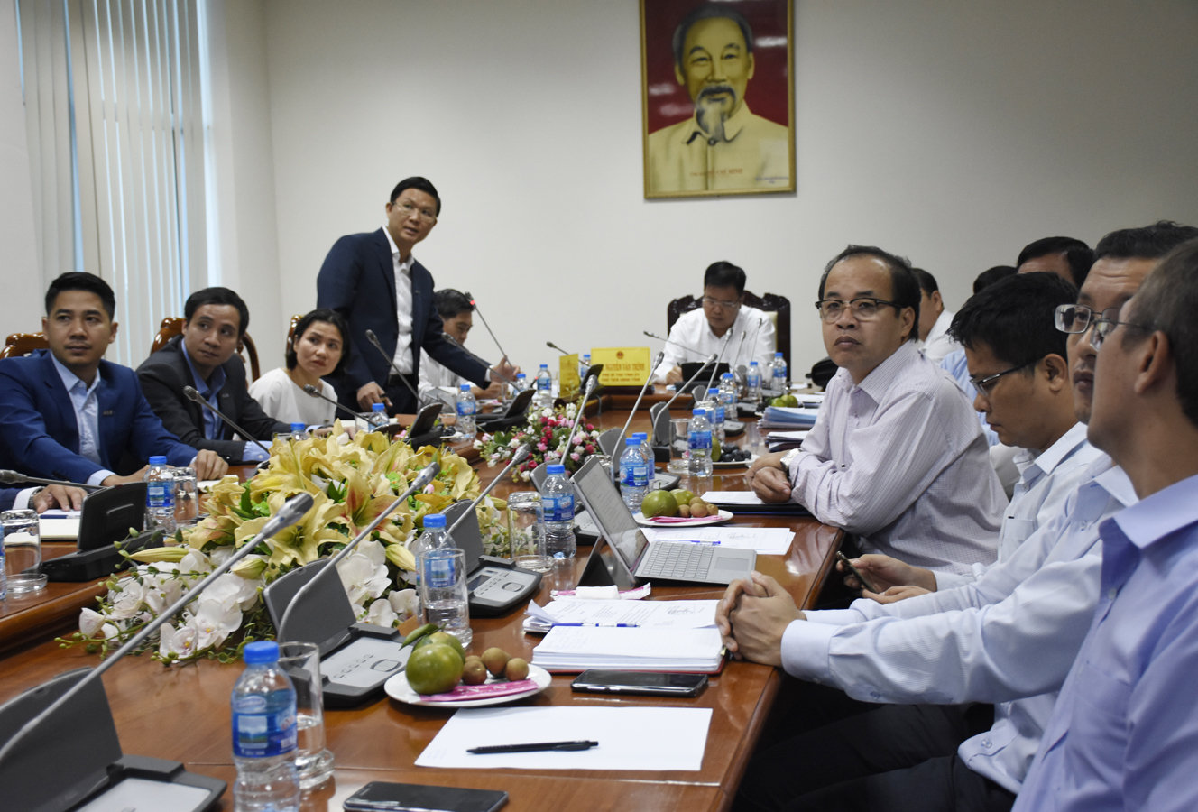 Ông Lê Thành Vinh, Phó Chủ tịch Thường trực HĐQT Tập đoàn FLC (đứng) báo cáo mong muốn đầu tư vào bất động sản nghỉ dưỡng và nông nghiệp công nghệ cao tại buổi làm việc.