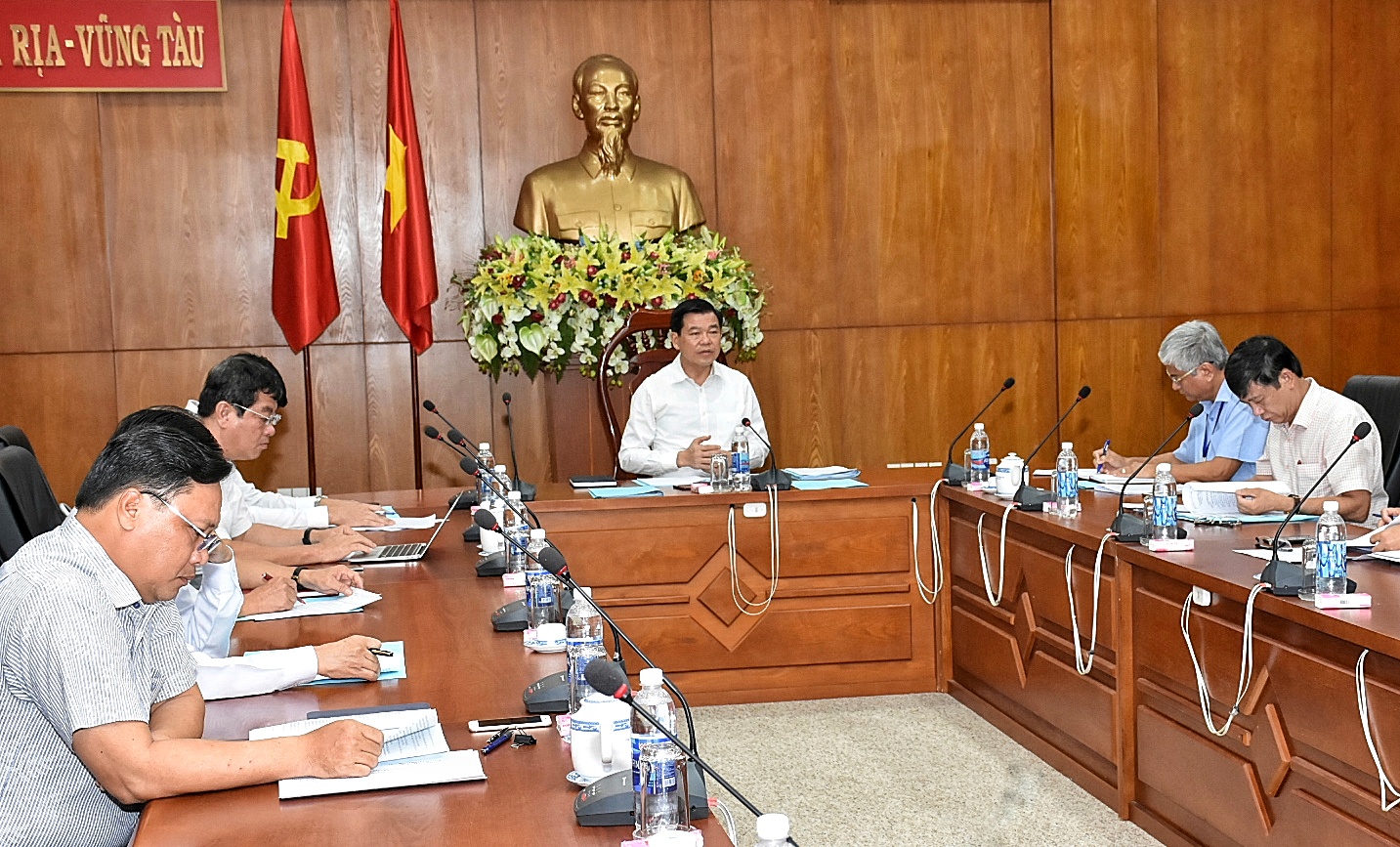 Đồng chí Nguyễn Hồng Lĩnh, Ủy viên Trung ương Đảng, Bí thư Tỉnh ủy, Chủ tịch HĐND tỉnh, chủ trì cuộc họp.