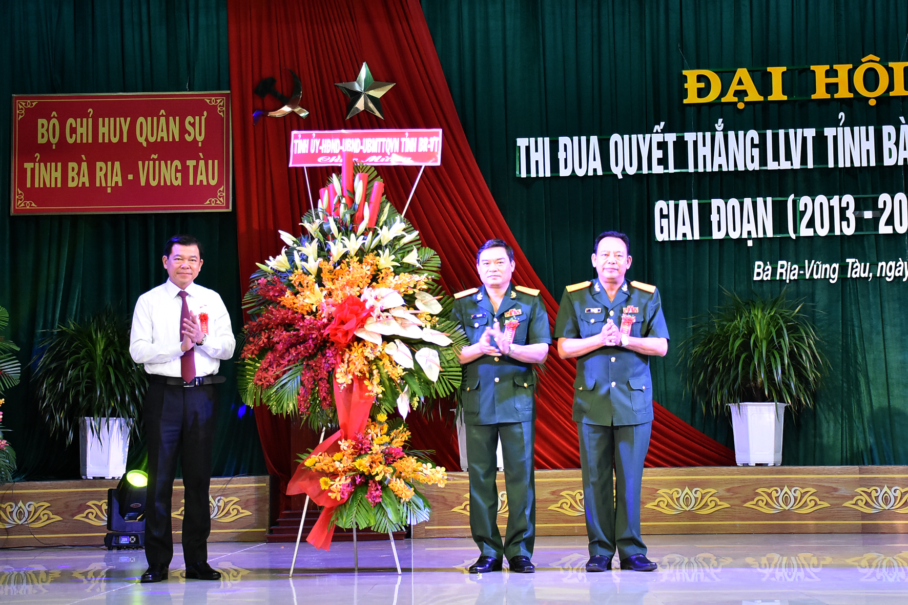 Đồng chí Nguyễn Hồng Lĩnh, Ủy viên Trung ương Đảng, Bí thư Tỉnh ủy, Chủ tịch HĐND tỉnh, Bí thư Đảng ủy Quân sự tỉnh tặng hoa chúc mừng Đại hội.