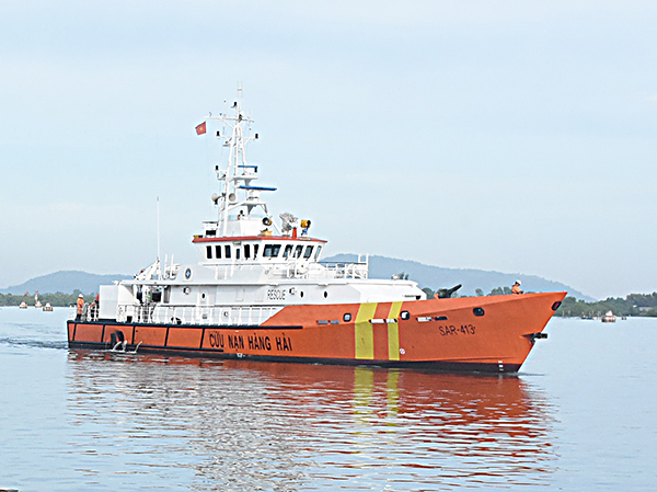Tàu SAR 413 nhanh chóng ra hiện trường và hỗ trợ đưa tàu bị nạn và 24 thuyền viên về bờ.