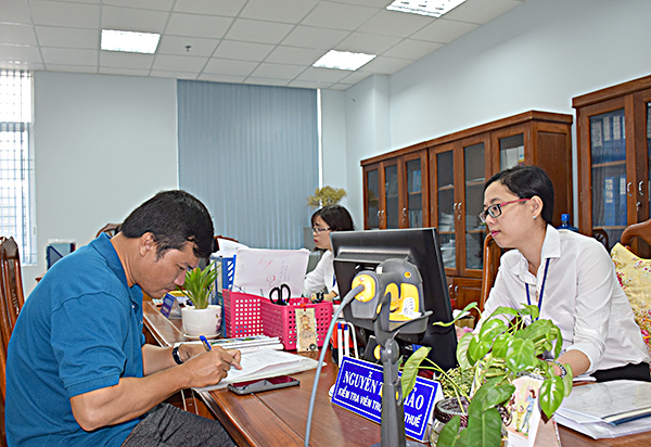 Người dân làm thủ tục nộp thuế tại Cục Thuế BR-VT.
