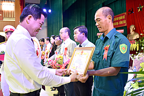 Đồng chí Nguyễn Hồng Lĩnh, Ủy viên Trung ương Đảng, Bí thư Tỉnh ủy, Chủ tịch HĐND tỉnh, Bí thư Đảng ủy Quân sự tỉnh trao Bằng khen cho các cá nhân điển hình tiên tiến trong phong trào TĐQT của LLVT tỉnh giai đoạn 2013-2018.