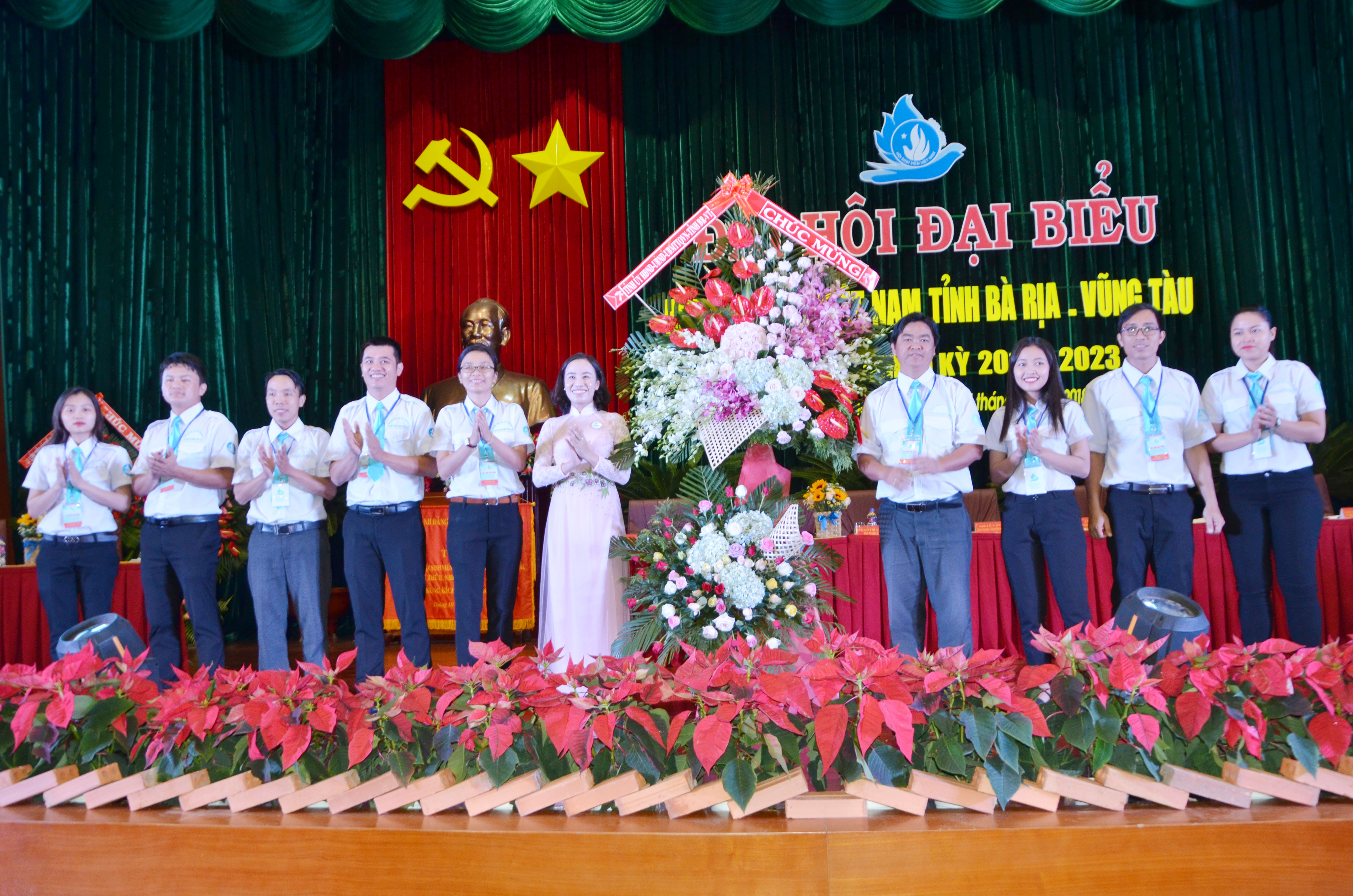 Đồng chí Võ Ngọc Thanh Trúc, Tỉnh ủy viên, Phó Trưởng Ban Dân vận Tỉnh ủy đến dự và tặng hoa chúc mừng Đại hội.