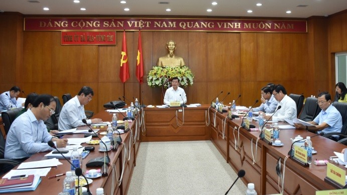 Đồng chí Nguyễn Hồng Lĩnh, Ủy viên Trung ương Đảng, Bí thư Tỉnh ủy, Chủ tịch HĐND tỉnh phát biểu chỉ đạo tại cuộc họp. Ảnh: MINH TÂM