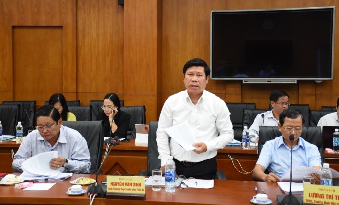 Đồng chí Nguyễn Văn Xinh, Ủy viên Ban Thường vụ Tỉnh ủy, Trưởng Ban Tuyên giáo Tỉnh ủy, Tổng Biên tập Báo BR-VT phát biểu ý kiến về đẩy mạnh ứng dụng CNTT đáp ứng yêu cầu phát triển bền vững và hội nhập quốc tế.
