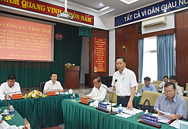 Đồng chí Lê Hà Hải, Phó Chủ tịch UBND TX.Phú Mỹ báo cáo tình hình thực hiện kinh tế, xã hội trên địa bàn thị xã.