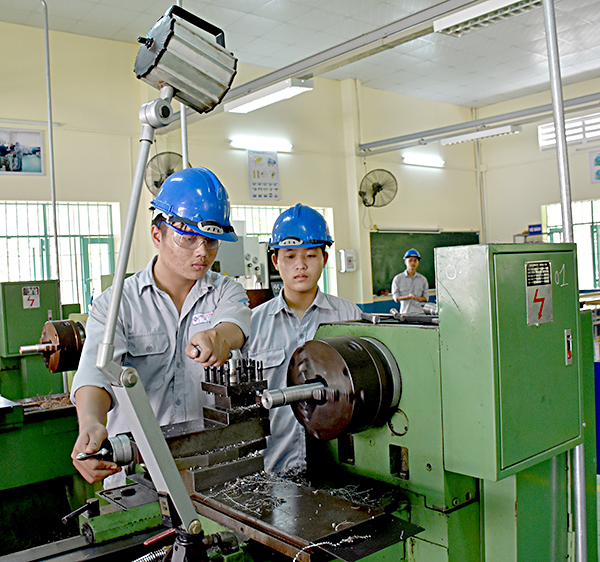 Sinh viên Trường CĐ Kỹ thuật Công nghệ tỉnh trong giờ học chế tạo khuôn mẫu.