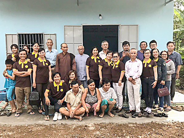 Niềm vui của gia đình ông Đỗ Văn Đức (ấp Kim Bình, xã Bình Giã, huyện Châu Đức) trong ngày nhận ngôi nhà mới do Hội thiện nguyện “Thiện Sinh” vận động xây dựng.