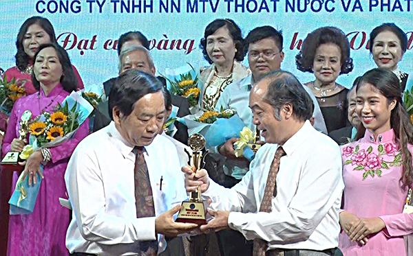 Ông Nguyễn Võ Khoa, Phó Tổng Giám đốc Busadco nhận Cúp vàng “Thương hiệu Việt uy tín” lần thứ 14 năm 2018. Ảnh: HOÀI THU