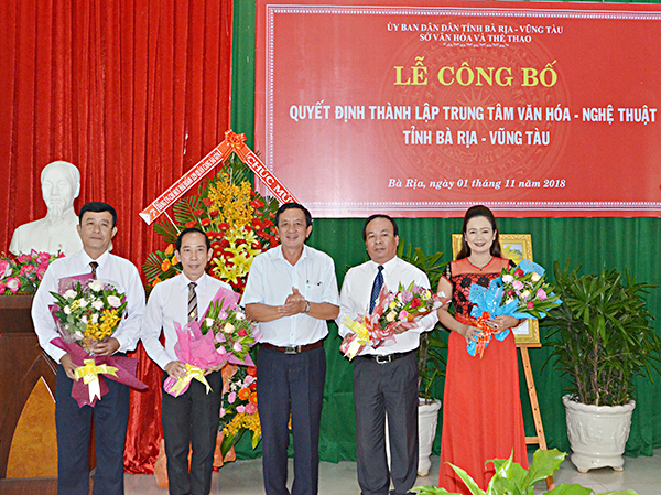 Ban lãnh đạo Trung tâm Văn hóa - Nghệ thuật tỉnh ra mắt.