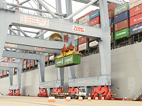 Bốc container lên tàu tại cảng CMIT, TX. Phú Mỹ . Ảnh: THÀNH HUY 