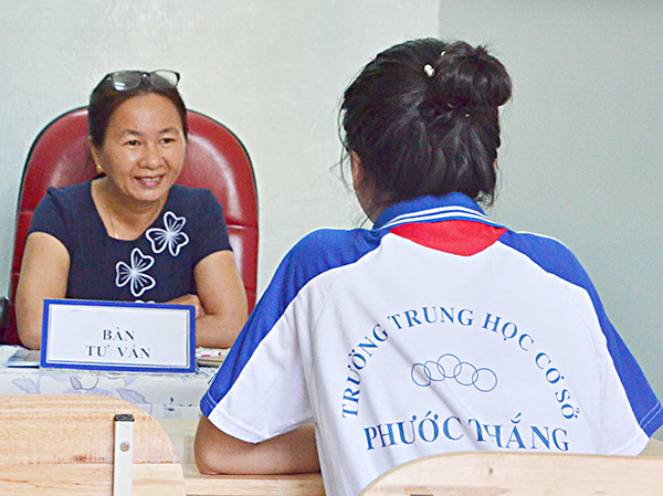 Cô Nguyễn Thị Mỹ Châu, Phó Hiệu trưởng Trường THCS Phước Thắng trò chuyện với HS trong phòng tư vấn tâm lý học đường.  Ảnh: MINH QUANG 