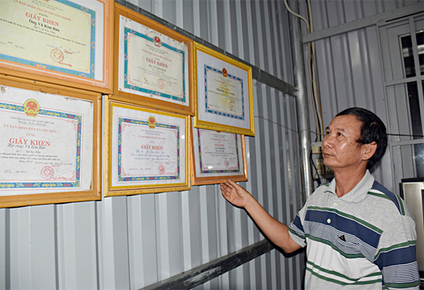 Ông Vũ Kim Bàn với những bằng khen, giấy khen vì có nhiều đóng góp cho hoạt động từ thiện.