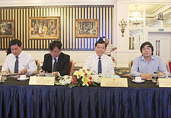 Đồng chí Nguyễn Hồng Lĩnh, Ủy viên Trung ương Đảng, Bí thư Tỉnh ủy, Chủ tịch HĐND tỉnh (thứ 2 từ phải sang) cùng đại diện Bộ Xây dựng, Viện quy hoạch xây dựng miền Nam, Hội quy hoạch phát triển đô thị Việt Nam đồng chủ trì hội thảo.