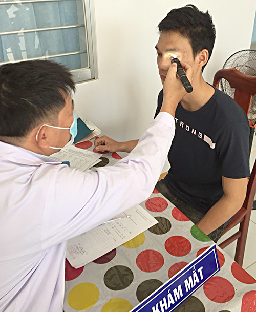 Nhân viên y tế khám mắt cho thanh niên xã Bưng Riềng (huyện Xuyên Mộc).