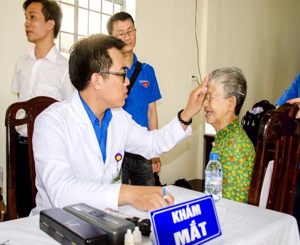 Các bác sĩ khám các bệnh về mắt cho người dân.