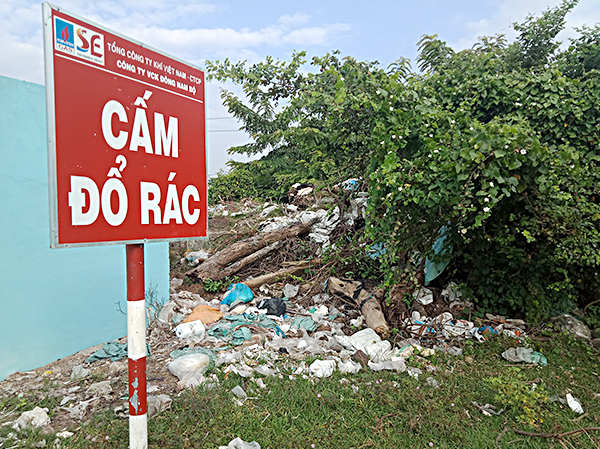 Người dân vẫn đổ rác dưới biển cấm thuộc hành lang an toàn đường ống dẫn khí.