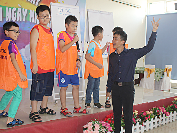 Chuyên gia tư vấn tâm lý của Công ty TNHH Kiến tạo siêu nhân hướng dẫn học sinh tham gia trò chơi kể tên vĩ nhân.