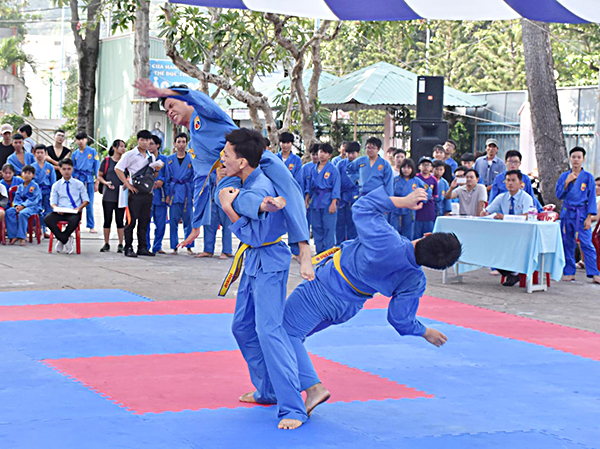 Các võ sinh thi đấu ở nội dung quyền đòn chân tấn công nam.