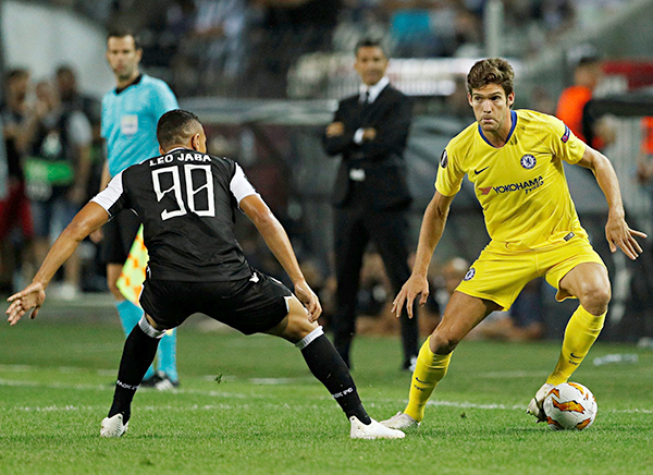 Marcos Alonso (bìa phải) đang thể hiện được vai trò trong đội hình của Chelsea.