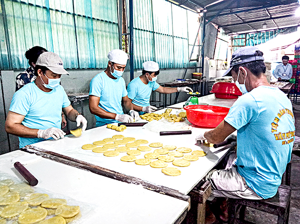 Cơ sở bánh trung thu Văn Mỹ Phong đã đăng ký tự công bố chất lượng sản phẩm cho các loại bánh trung thu của cơ sở tại Sở Công thương. Trong ảnh: Sản xuất bánh trung thu tại cơ sở bánh trung thu Văn Mỹ Phong. 