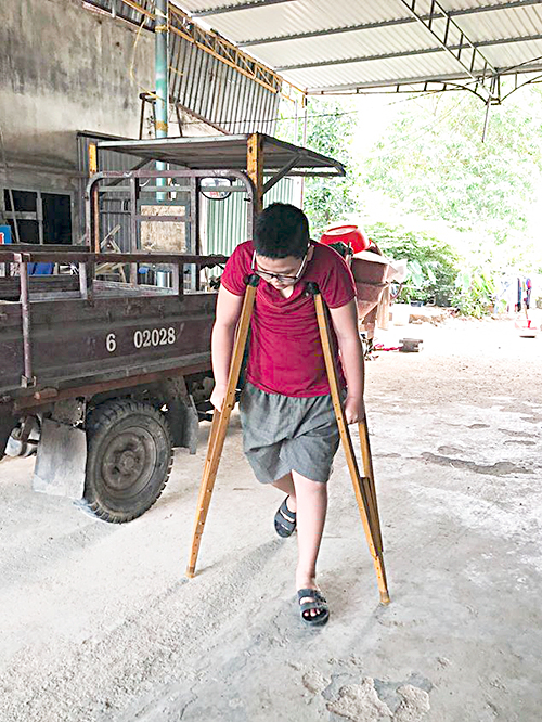 Em Nguyễn Thành Phát đang cố gắng đi bằng nạng sau vụ TNGT ngày 8-9-2018.