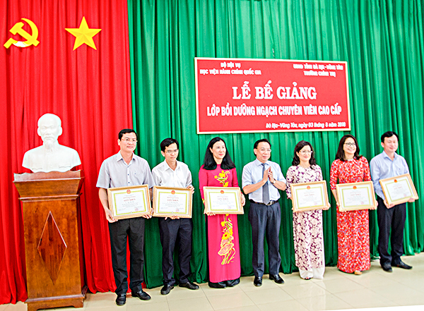 PGS. TS Huỳnh Văn Thới, Phó Giám đốc Phân viện  Học viện Hành chính Quốc gia tại TP. Hồ Chí Minh  trao Giấy khen cho các học viên đạt loại giỏi lớp  bồi dưỡng ngạch Chuyên viên cao cấp. Ảnh: BẢO KHÁNH 