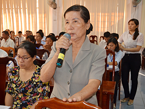 Cử tri Đỗ Thị Mai (khu phố 3, phường 5) phát biểu ý kiến về tình trạng rác thải ứ đọng tại khu dân cư.