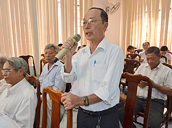 Cử tri Nguyễn Xuân Tá (khu phố 6, phường 5) phát biểu ý kiến về công tác bảo đảm vệ sinh môi trường.