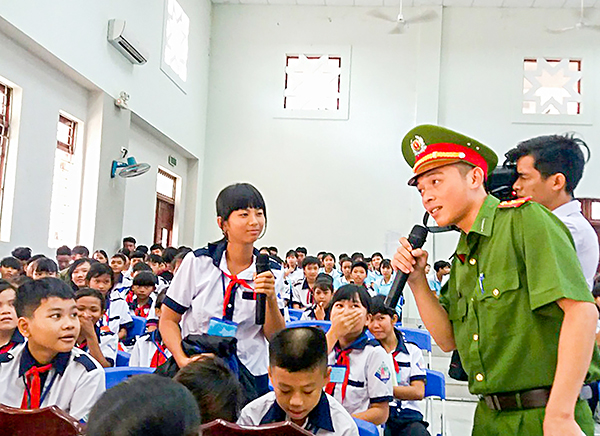 Báo cáo viên Đặng Minh Hoàng (Công an huyện Châu Đức) trao đổi với học sinh tại buổi tuyên truyền.