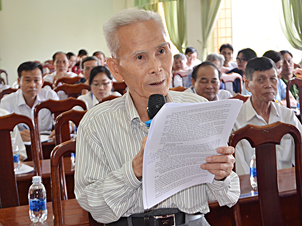 Cử tri Đặng Dậu (khu phố 1, phường Thắng Nhì, TP.Vũng Tàu) phát biểu ý kiến tại buổi tiếp xúc với đại biểu HĐND tỉnh.