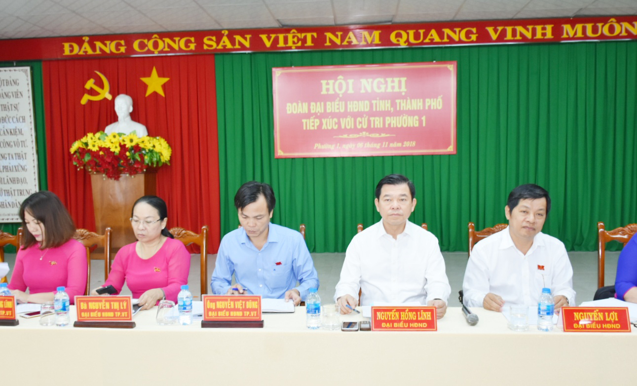 Đồng chí Nguyễn Hồng Lĩnh, Ủy viên Trung ương Đảng, Bí thư Tỉnh ủy, Chủ tịch HĐND tỉnh cùng các đại biểu Tổ đại biểu số 1 HĐND tỉnh và Tổ đại biểu số 1 HĐND TP. Vũng Tàu tiếp xúc cử tri phường 1 (TP. Vũng Tàu). Ảnh: PHÚC LƯU.