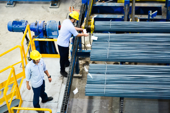 Sản xuất thép tại Công ty TNHH Thép Tung Ho Việt Nam.