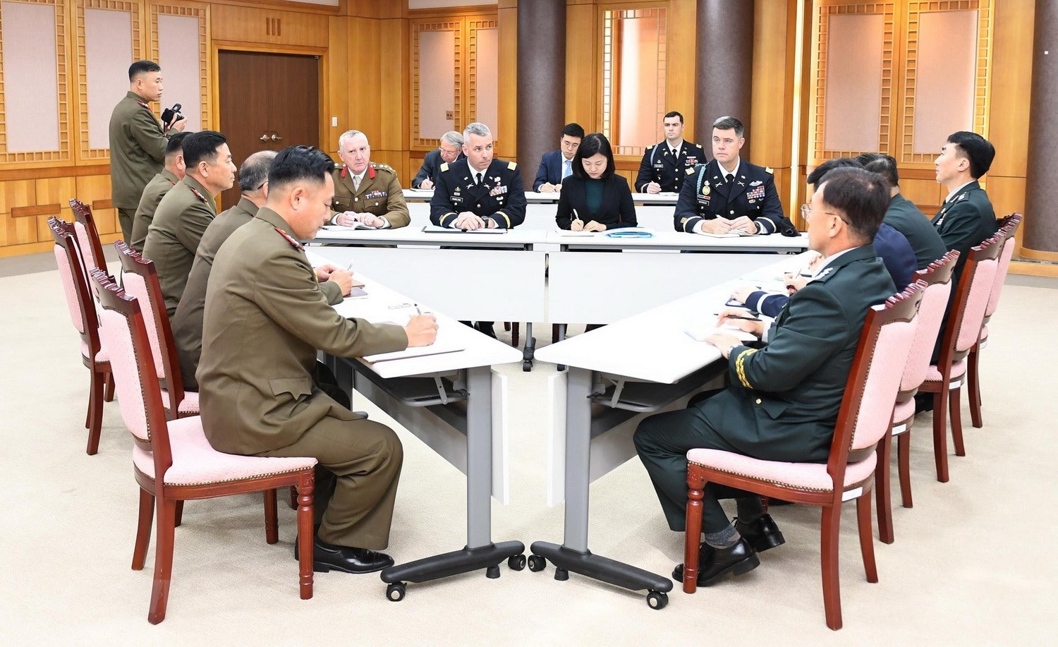 Đại diện của hai miền Triều Tiên và Bộ Chỉ huy của Liên hợp quốc (UNC) trong cuộc họp tại làng đình chiến Panmunjom ngày 16-10, thảo luận về tiến trình giải giáp vũ khí tại Khu vực an ninh chung (JSA). 