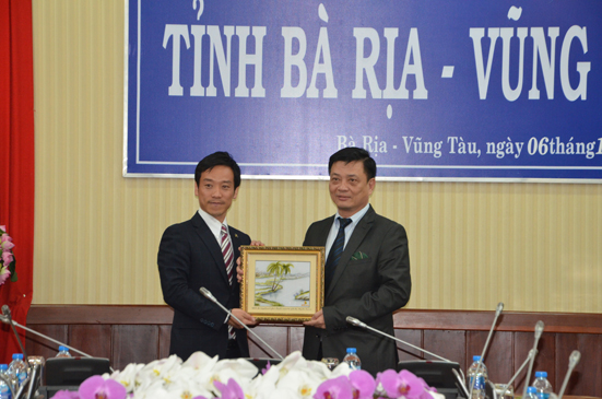 Đồng chí Nguyễn Thành Long, Phó Chủ tịch UBND tỉnh tặng quà lưu niệm cho ngài Minamide Kenichi, Thị trưởng TP.Izumiotsu nhân chuyến thăm, chào xã giao lãnh đạo tỉnh.