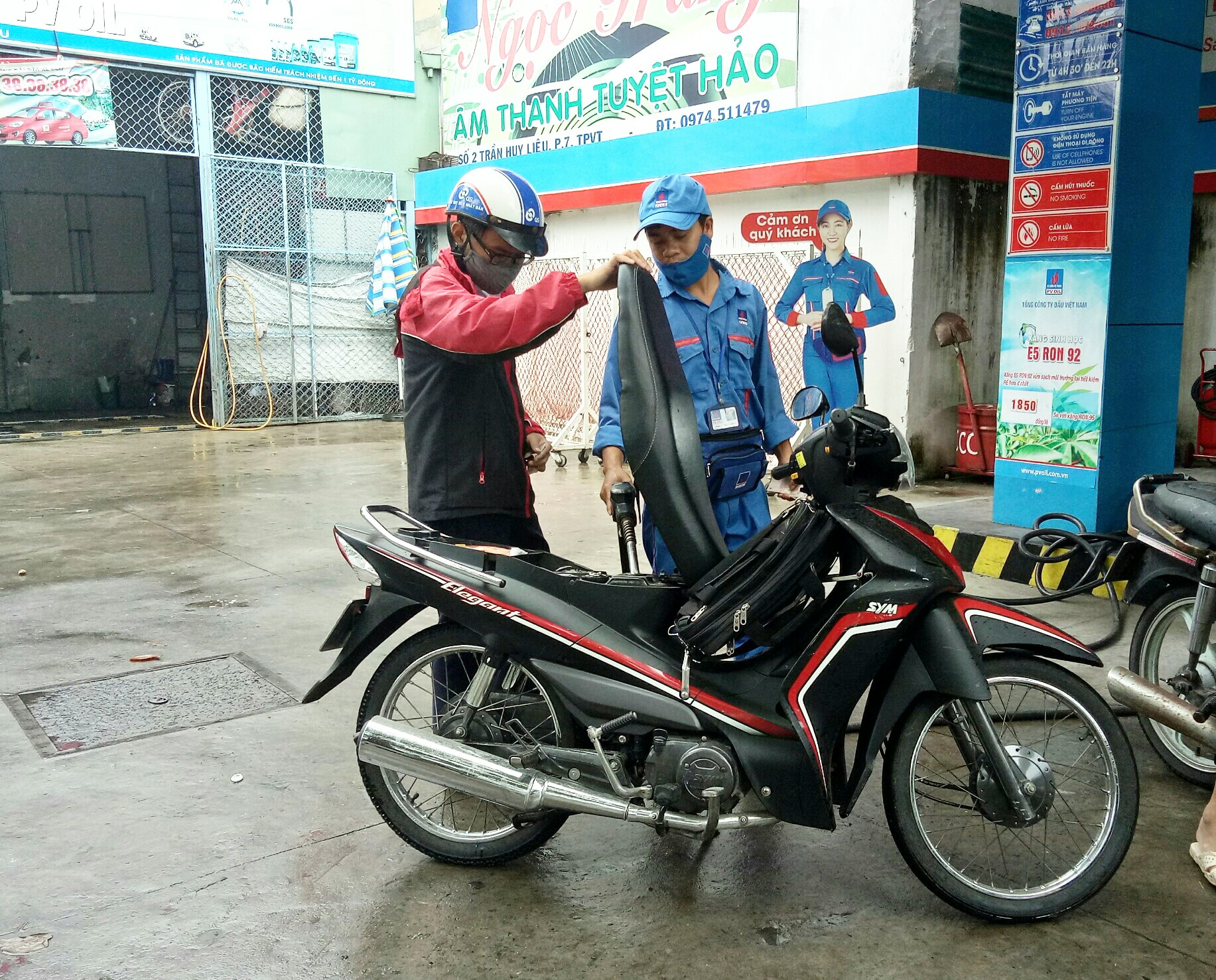 Khách hàng đổ xăng tại cửa hàng xăng dầu số 8 trên đương Lê Lợi, TP. Vũng Tàu.