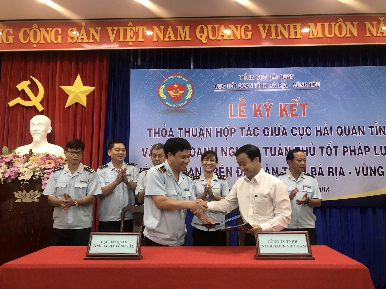 Ông Lê Văn Thung, Phó Cục trưởng Cục Hải quan tỉnh ký kết văn bản thoả thuận với các DN.