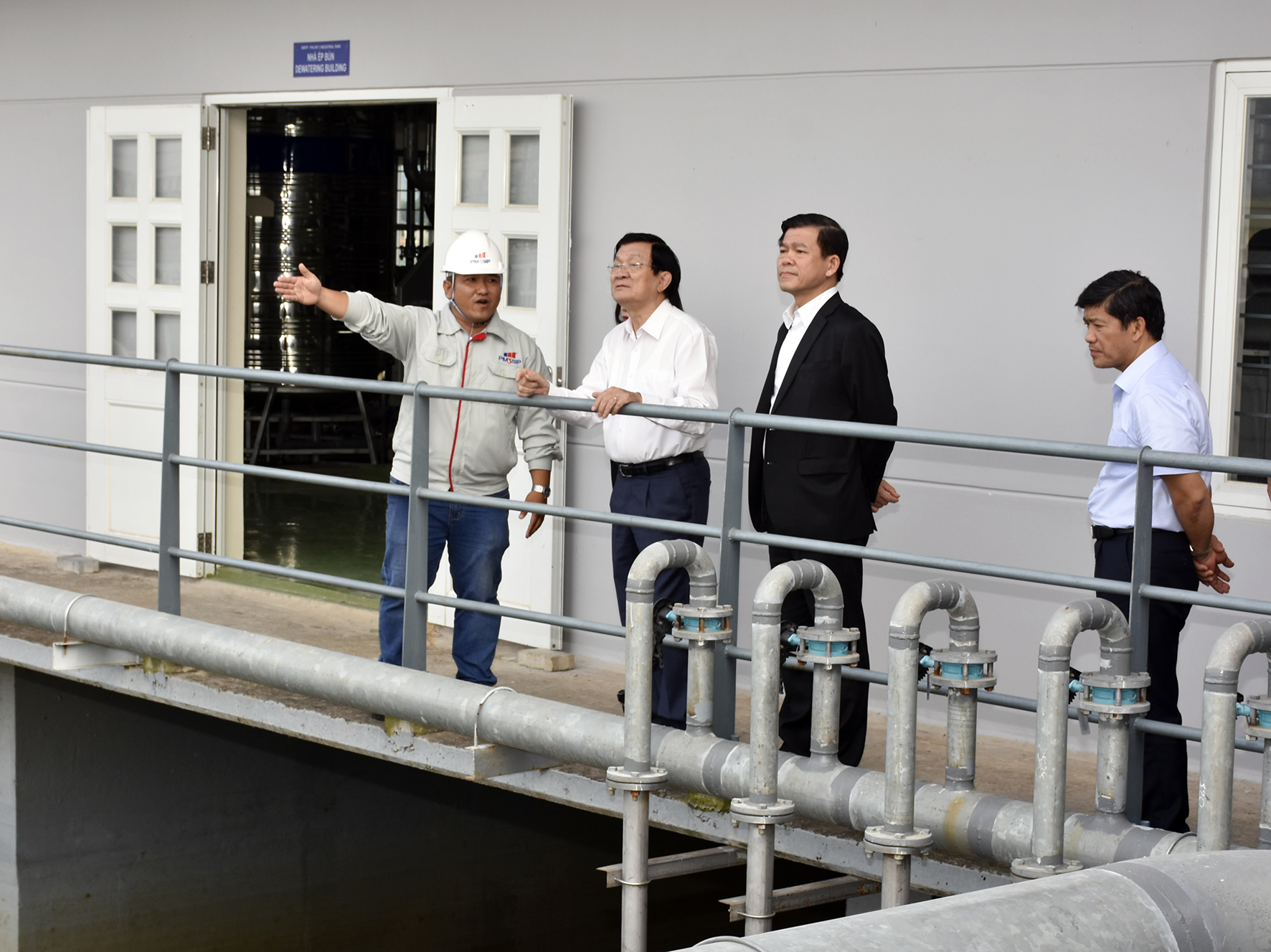 Nguyên Chủ tịch nước Trương Tấn Sang đến tham quan trạm xử lý nước thải của KCN chuyên sâu Phú Mỹ 3. Ảnh: PHÚC LƯU