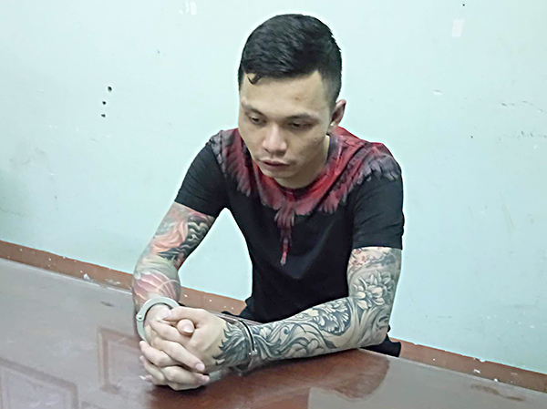 Đối tượng Việt tại cơ quan công an và tang vật.